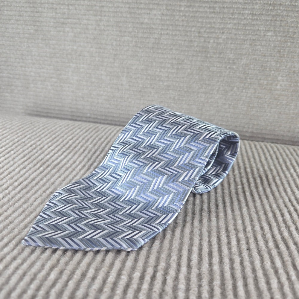 Geoffrey Beene Mens OS Blue Grey Chevron Zigzag Silk Necktie